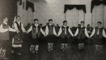 Stara slika folkornog asambla